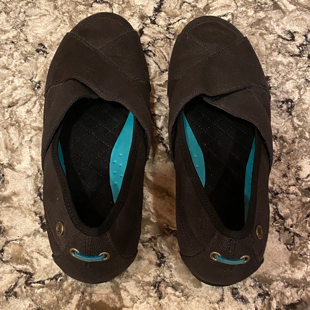 Mozo Black Slip-On Shoes with Teal Interior